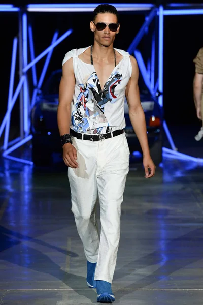 Look 16